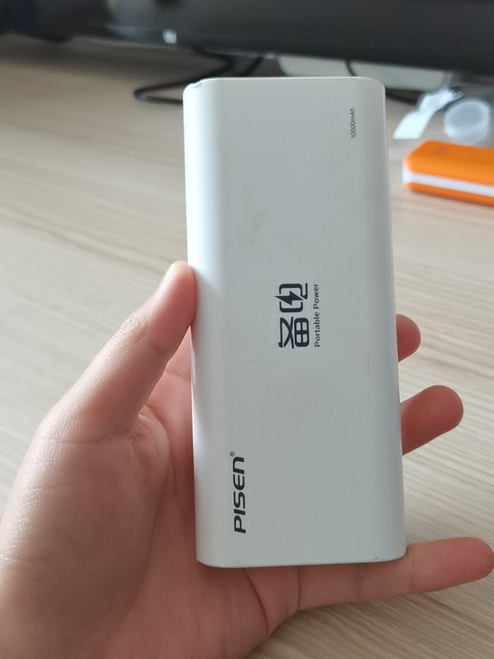 八成新充电宝,一万mAh黑色的小米的,没怎...