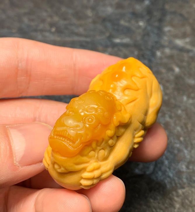 黄龙玉缅黄缅料狮子抱球挂件吊坠尺寸：长47...