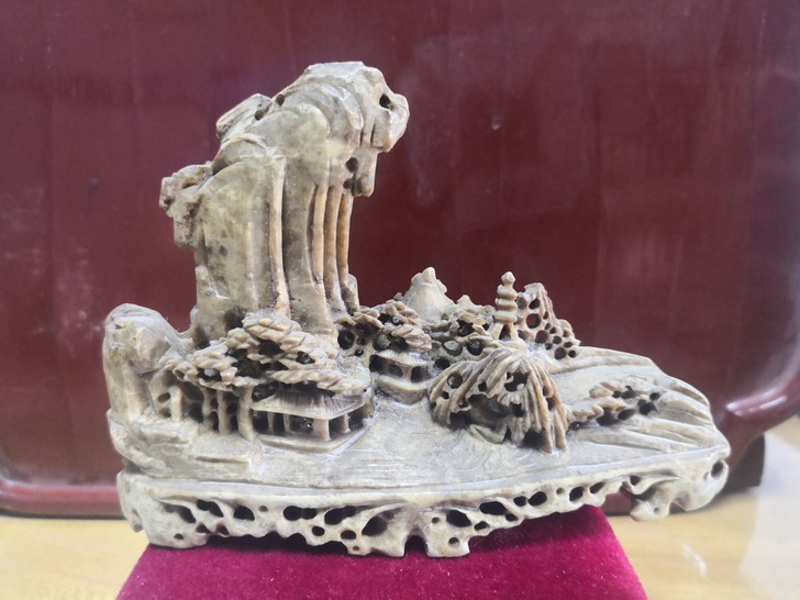 青田石雕，清中早，工极细，有富春山居意境。