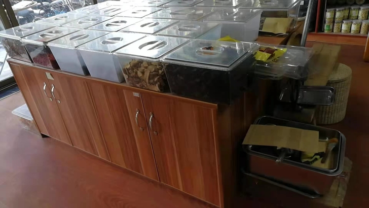 因为要带小孩,没办法经营店面,所以店里所有...