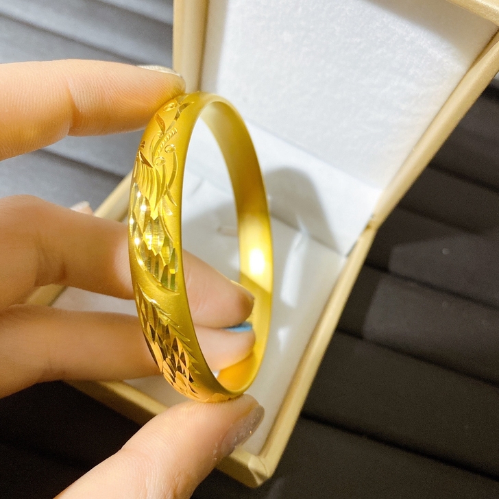 金镯子超低价转让！专柜金福珠宝凤凰富贵硬金...