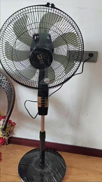 【超市倒闭不开了】处理30台骆驼电风扇落地...
