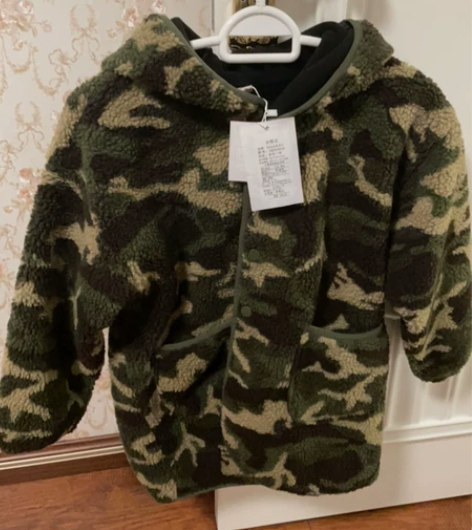 木瓜汁皮毛一体绿色迷彩服,140尺码,绒质...