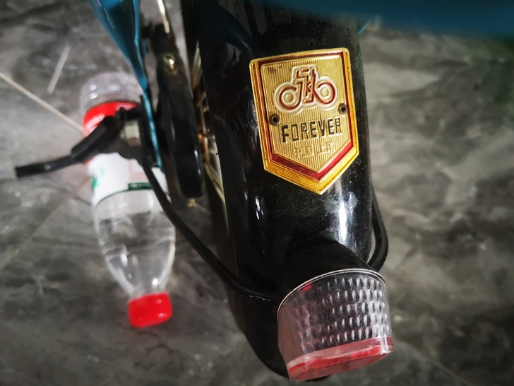 品牌型号 上海永久折叠自行车，轻松放后背箱里