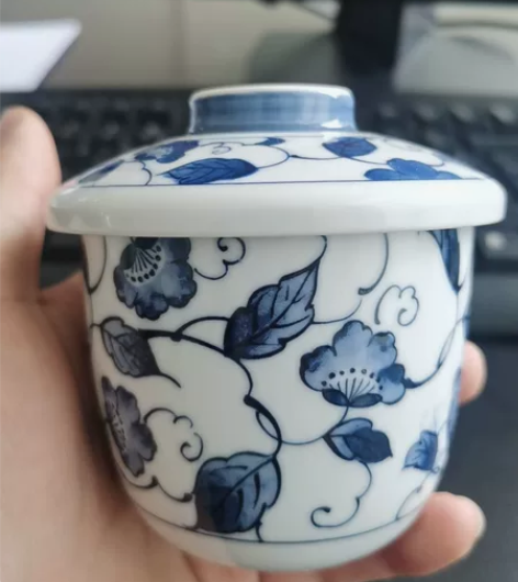 青花手绘缠枝莲盖杯,画工不错,釉面很润,大...