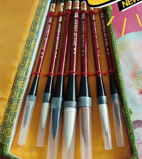 七只毛笔,分别是兔毛,狼毛,山羊毛,狼尾毛...