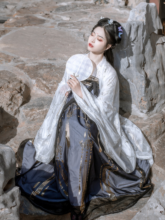 艺缕 民族装舞台装。没穿过因为和我的衣服都...