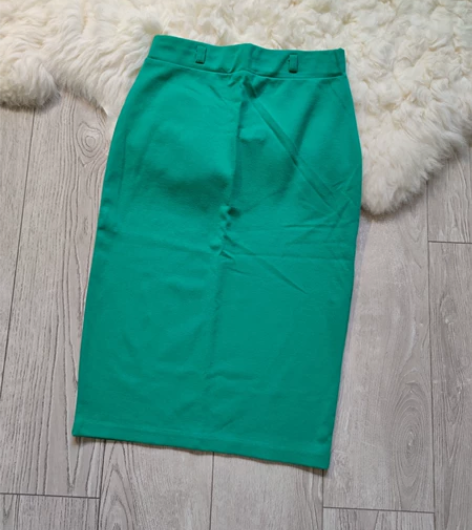 有一阵特别喜欢浓度高的衣服,比如这款包臀裙...