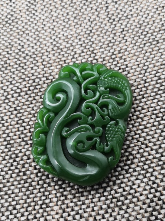 朋友送的我也不知道什么玉雕工精细，龙凤呈祥...