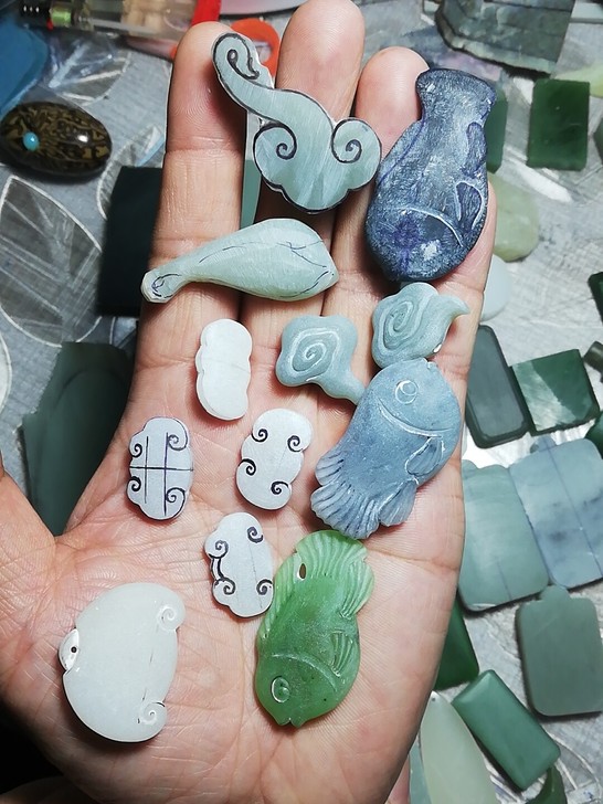 老公是玉雕师,平时自己下班后设计雕刻各种挂...