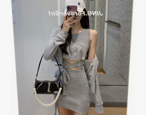 气质小姐姐心机设计绑带露腰运动风两件套休闲...