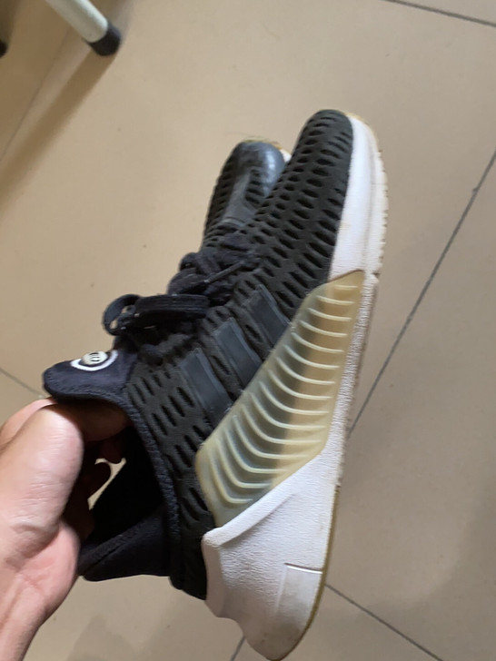 阿迪达斯跑鞋