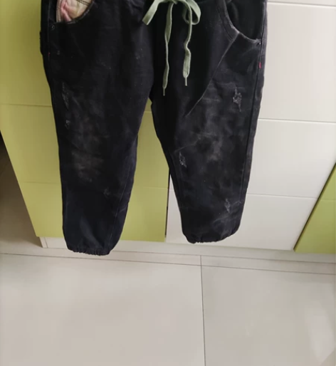 黑色磨白七分牛仔裤，版型特别好，照片照不出...