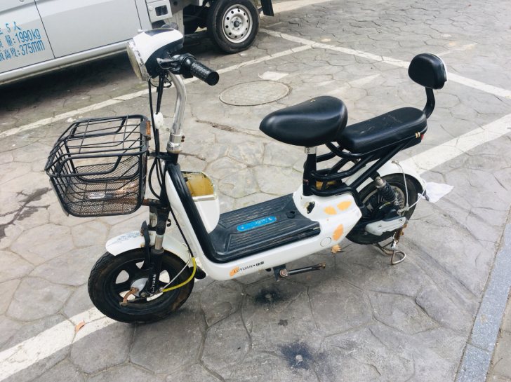 绿源简易款二手小车