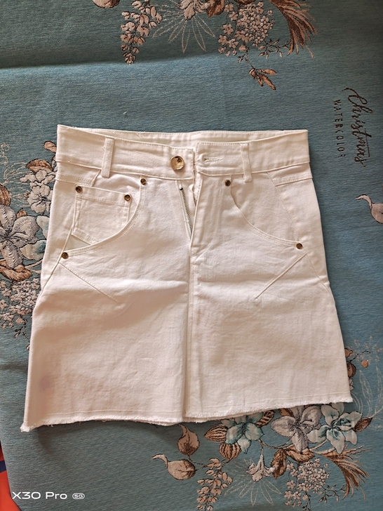 白色牛仔短裙