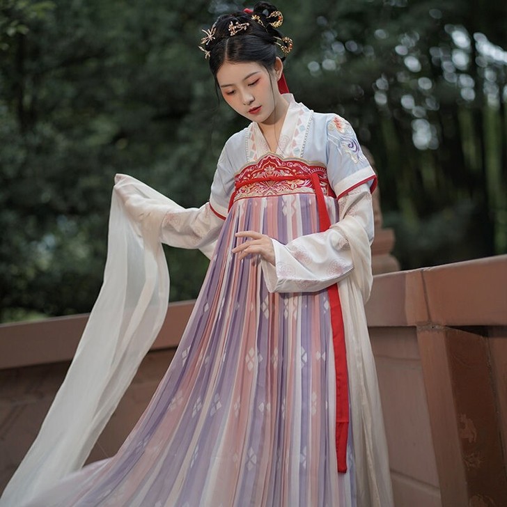 仙楚姬家的衣服,买来是为了元旦表演 就穿了...