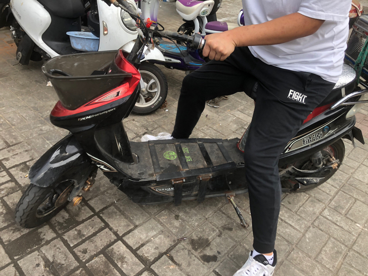 绿源电瓶车 六个电瓶 能跑70公里左右，能...