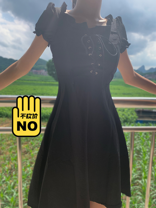 出一件黑色收腰小连衣裙 购于淘宝 只穿过...