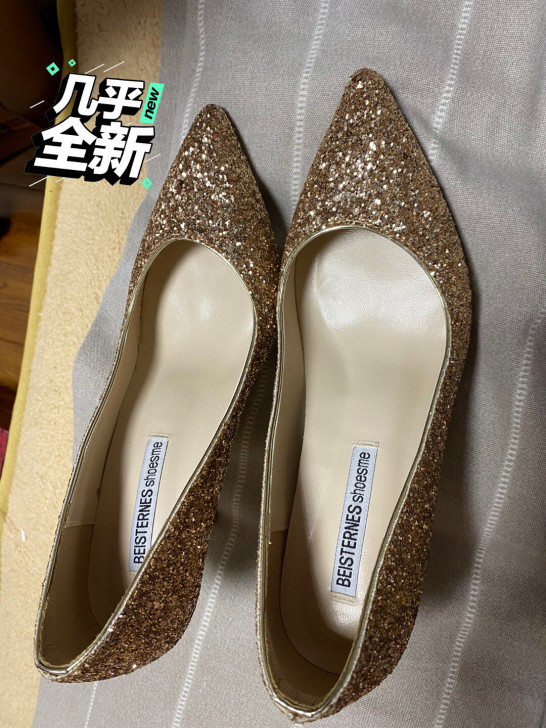 婚鞋,就结婚那天穿过一天。平常不穿高跟鞋