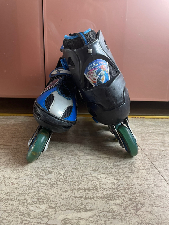 旱冰鞋单排 轮滑鞋 ： 弟弟的鞋不玩了 3...