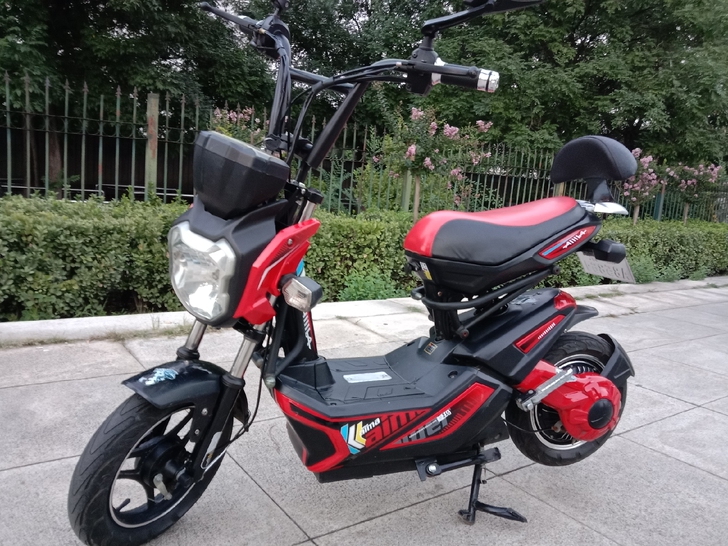 锂电池，爱玛九成新电动车，白牌，有手续，没...