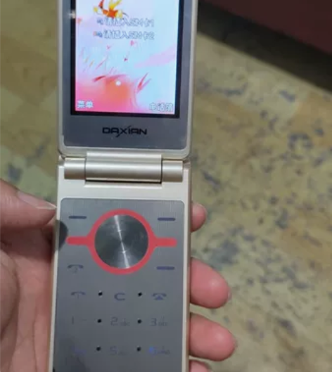 出翻盖手机,一机一电,无充电器,成色如图,...