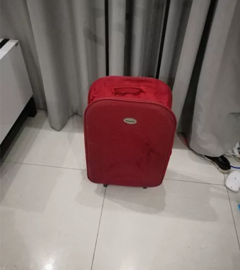 大红色女士行李箱。 女士行李箱。轻便好用,...