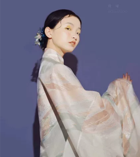 熠燿白云长衫S码(可加购浅予白露云肩 很早买的,收回来就疫情... 熠燿白云长衫S码(可加购浅予白露云肩 很早买的,收回来就疫情...