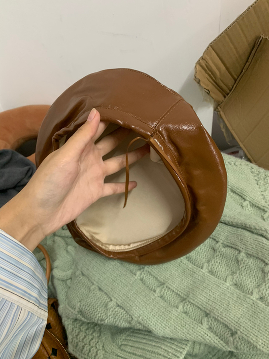 棕色贝雷皮帽子
