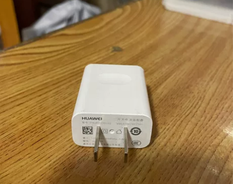 华为充电头10W,闲置了便宜出,想要可以直...
