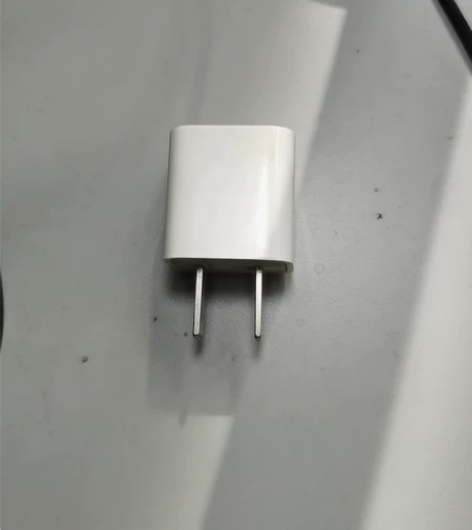 苹果原装充电头，5v1A手机送人了剩下一个...