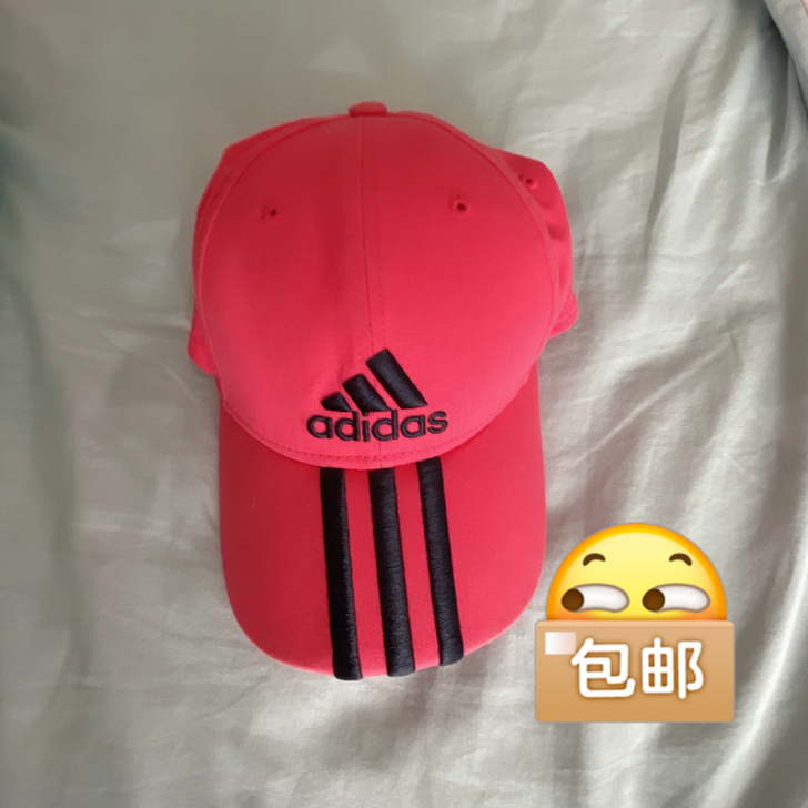 阿迪达斯梅红色帽子 实物比照片颜色要淡一些...