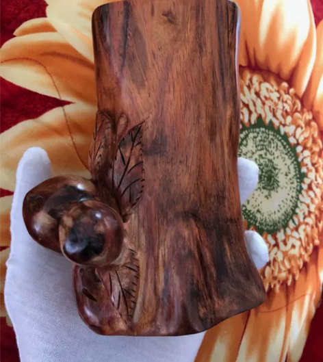 海南黄花梨笔筒高14.5厘米，直径底部8....