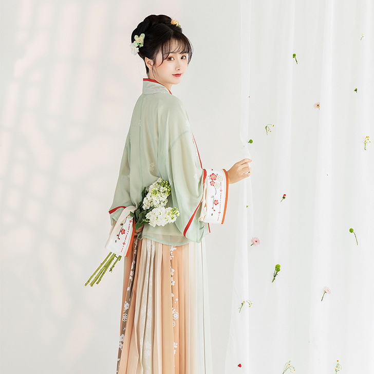 春陌三件,不含吊带。