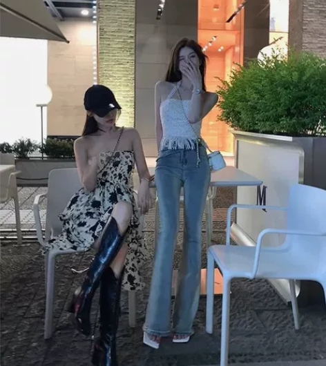 绝美腰臀比 做旧牛仔修身提臀喇叭长裤 穿...