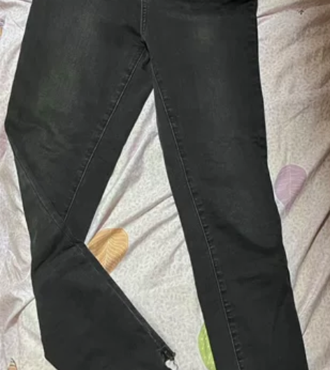 黑色高腰铅笔裤，有点厚，100斤左右可以穿...