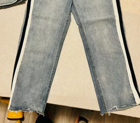 侧边拼接条纹浅蓝色阔腿牛仔裤女士做旧 感兴...