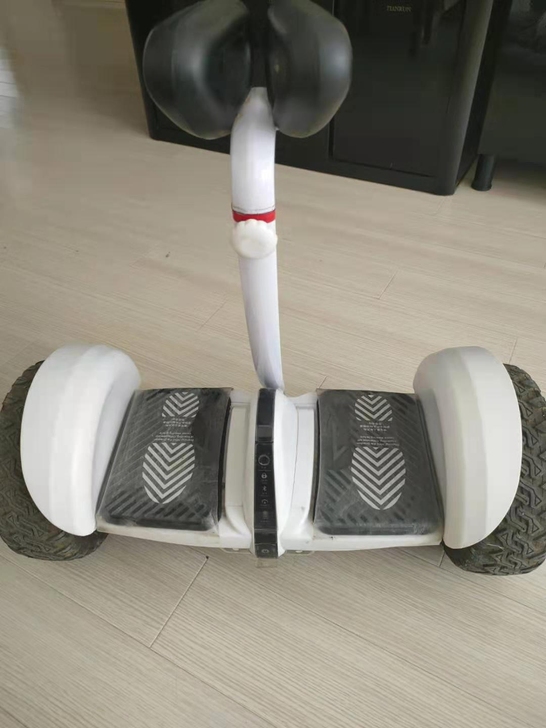 平衡车低价出售，脚踩膜还有，没用几次