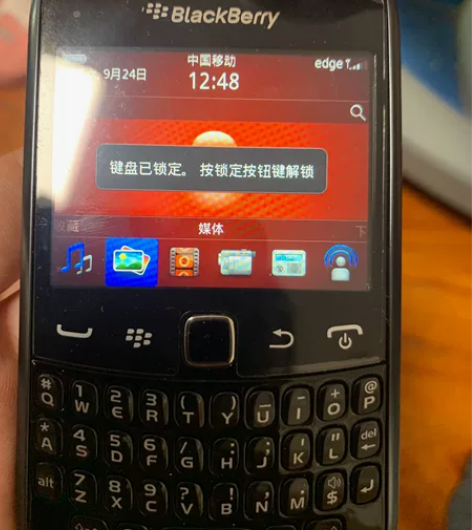 黑莓9360,成色不错,屏幕有膜,后盖稍有...