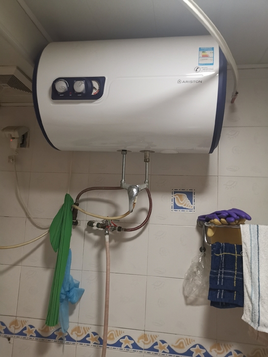 阿里斯顿热水器，容量60L，搬家诚心卖，希...