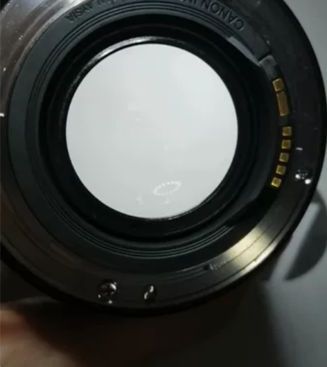 佳能50f1.4镜头，有点磕碰，下图圈出来...