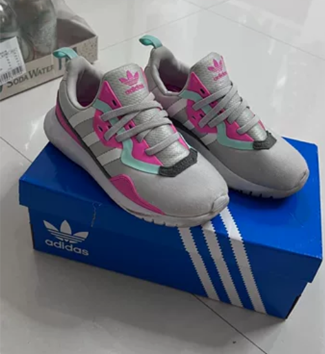 三叶阿迪运动鞋 浅灰色阿迪运动鞋 11k ...