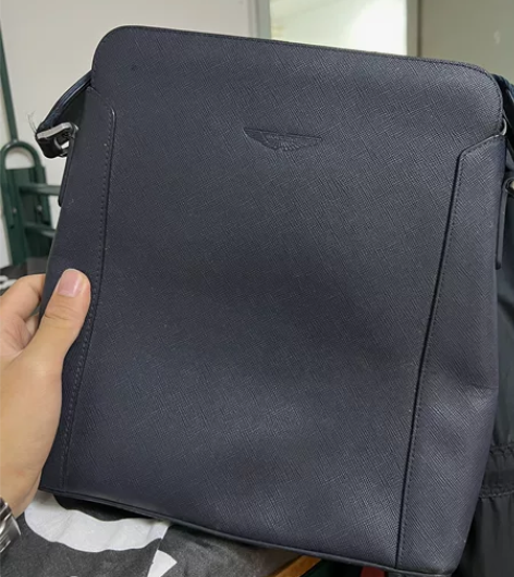 男士单肩包 阿斯顿马丁 几年前专柜八百买的...