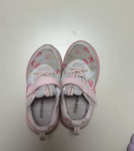 特步女童运动休闲鞋,30码 感兴趣的话点“...