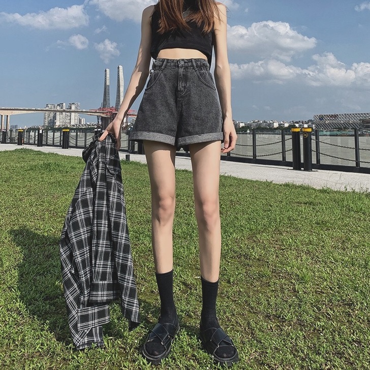 2020年夏季夏天新款灰黑色卷边牛仔短裤女...