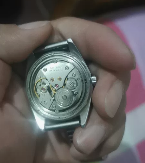 西铁城手表，晃一晃会走两下，就不走了，表链...