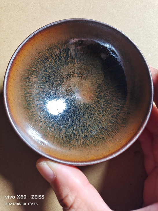 精品磨底敛口主人杯，釉面烧出彩，柿红野兔豪...