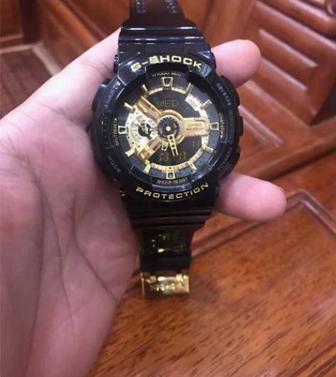 卡西欧黑金限定手表，盒子吊牌都在，几乎全新...