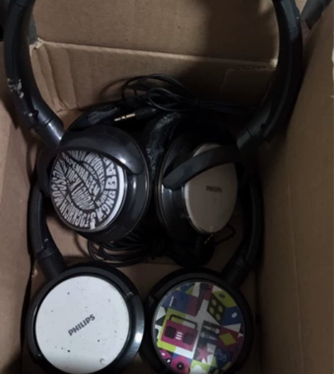 两个飞利浦原装老耳机,头梁脱皮了,耳棉扔了...
