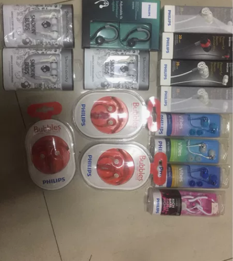 一堆古董耳机philips飞利浦和骷髅头3...